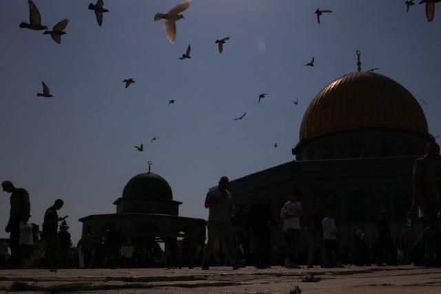 TOPSHOT - Muslim worshippers walk next to the Dome of the Rock mosque at the Al-Aqsa mosque compound in Jerusalem's Old City on October 17, 2025. (Photo by AHMAD GHARABLI / AFP)