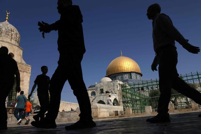 TOPSHOT - Muslim worshippers walk next to the Dome of the Rock mosque at the Al-Aqsa mosque compound in Jerusalem's Old City on October 17, 2025. (Photo by AHMAD GHARABLI / AFP)