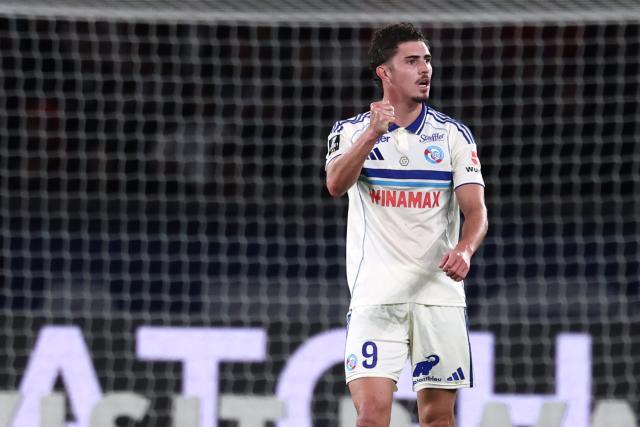 Strasbourg's Argentine forward #09 Joaquin Panichelli celebrates after scoring Strasbourg's first goal during the French L1 football match between Paris Saint-Germain (PSG) and RC Strasbourg Alsace at the Parc des Princes Stadium in Paris on October 17, 2025. (Photo by FRANCK FIFE / AFP)