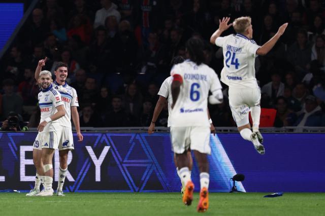 Strasbourg's Argentine forward #09 Joaquin Panichelli (2L) celebrates with teammates after scoring Strasbourg's third goal during the French L1 football match between Paris Saint-Germain (PSG) and RC Strasbourg Alsace at the Parc des Princes Stadium in Paris on October 17, 2025. (Photo by FRANCK FIFE / AFP)