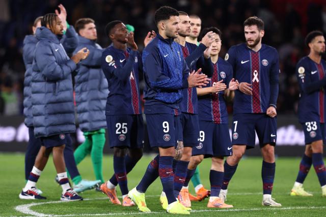 Paris Saint-Germain's Portuguese forward #09 Goncalo Ramos (C) acknowledges the fans with teammates at the end of the French L1 football match between Paris Saint-Germain (PSG) and RC Strasbourg Alsace at the Parc des Princes Stadium in Paris on October 17, 2025. (Photo by FRANCK FIFE / AFP)