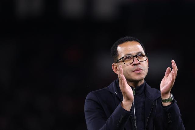 Strasbourg's British head coach Liam Rosenior acknowledges the fans at the end of the French L1 football match between Paris Saint-Germain (PSG) and RC Strasbourg Alsace at the Parc des Princes Stadium in Paris on October 17, 2025. (Photo by FRANCK FIFE / AFP)