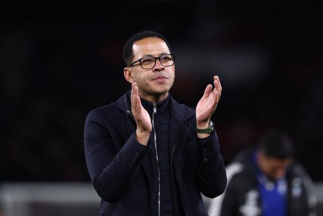 Strasbourg's British head coach Liam Rosenior acknowledges the fans at the end of the French L1 football match between Paris Saint-Germain (PSG) and RC Strasbourg Alsace at the Parc des Princes Stadium in Paris on October 17, 2025. (Photo by FRANCK FIFE / AFP)
