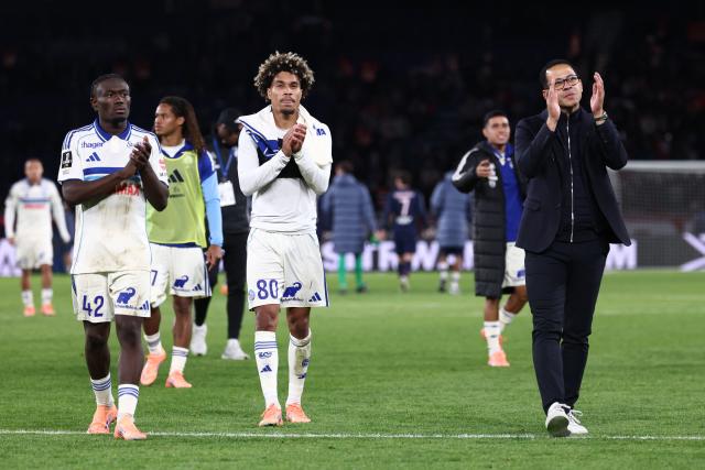 Strasbourg's British head coach Liam Rosenior (R), Strasbourg's French midfielder #80 Felix Lemarechal (C) and Strasbourg's Ivorian forward #42 Abdoul Ouattara (L) acknowledge the fans at the end of the French L1 football match between Paris Saint-Germain (PSG) and RC Strasbourg Alsace at the Parc des Princes Stadium in Paris on October 17, 2025. (Photo by FRANCK FIFE / AFP)