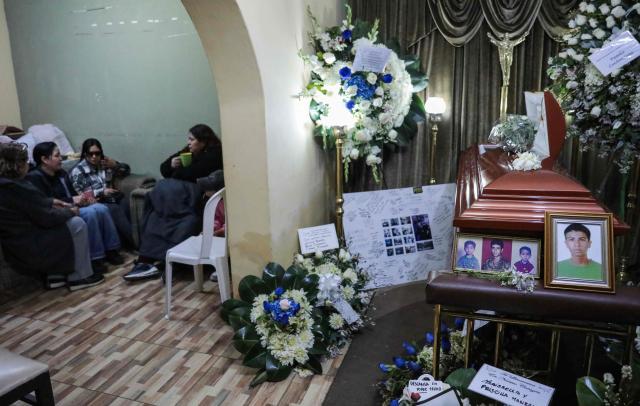 Relatives attend the wake of Eduardo Ruiz, a demonstrator killed on October 15 during a protest against Peru's interim President Jose Jeri, in Lima on October 17, 2025. Peru's government on Friday suspended the police chief of the capital Lima after violent anti-government protests which left Ruiz dead and over 100 injured, according to a statement seen by AFP. (Photo by CONNIE FRANCE / AFP)