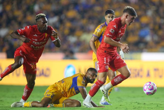 Necaxa's Colombian forward #27 Diber Cambindo (L), forward #09 Tomas Badaloni (R) and Tigres' Brazilian defender #02 Joaquim Henrique fight for the ball during the Liga MX Apertura tournament football match between Tigres and Necaxa at the University stadium -aka El Volcan- in San Nicolas de los Garza, Nuevo Leon, Mexico on October 17, 2025. (Photo by Julio Cesar AGUILAR / AFP)