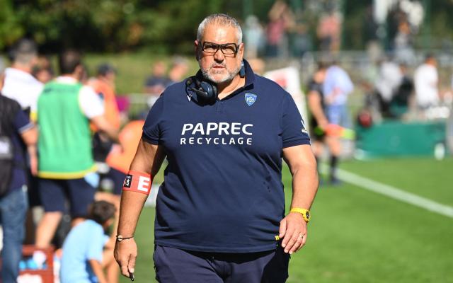 Clermont's French head-coach Christophe Urios looks on during the French Top14 rugby union match between Aviron Bayonnais (Bayonne) and ASM Clermont Auvergne at Stade Jean Dauger in Bayonne, south-western France on October 18, 2025. (Photo by Gaizka IROZ / AFP)