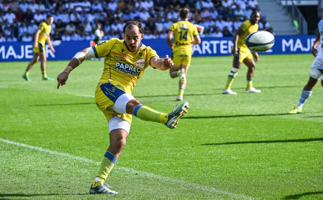 Clermont's French fly-half Tom Raffy kicks the ball during the French Top14 rugby union match between Aviron Bayonnais (Bayonne) and ASM Clermont Auvergne at Stade Jean Dauger in Bayonne, south-western France on October 18, 2025. (Photo by Gaizka IROZ / AFP)