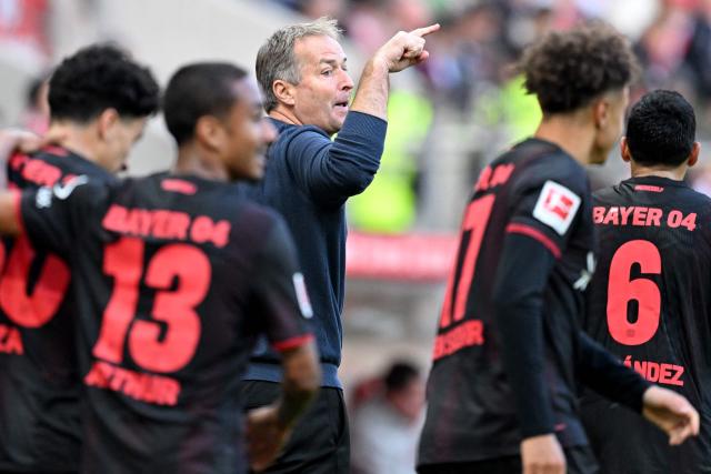 Bayer Leverkusen's Danish head coach Kasper Hjulmand (C) celebrates after his team scored the 2-4 goal during the German first division Bundesliga football match Mainz 05 v Bayer 04 Leverkusen in Mainz, western Germany on October 18, 2025. (Photo by Kirill KUDRYAVTSEV / AFP)