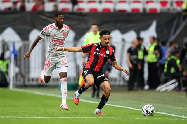 Nice's Moroccan forward #10 Sofiane Diop (R) controls the ball during the French L1 football match between OGC Nice and Olympique Lyonnais at the Allianz Riviera Stadium in Nice, south-eastern France on October 18, 2025. (Photo by Valery HACHE / AFP)