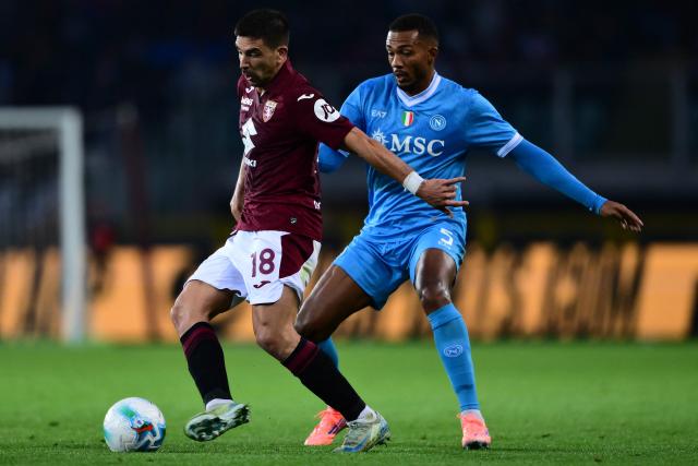 Torino’s Argentine forward #18 Giovanni Simeone (L) fights for the ball with Napoli’s Brazilian defender #5 Juan Jesus during the Italian Serie A football match between Torino and Napoli at The Grande Torino Stadium in Turin on October 18, 2025. (Photo by MARCO BERTORELLO / AFP)