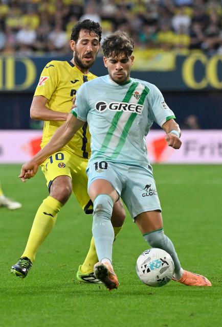 Villarreal's Spanish midfielder #10 Daniel Parejo (L) and Real Betis' Moroccan forward #10 Abde Ezzalzouli vie for the ball during the Spanish league football match between Villarreal CF and Real Betis at La Ceramica Stadium in Vila-real on October 18, 2025. (Photo by Jose JORDAN / AFP)