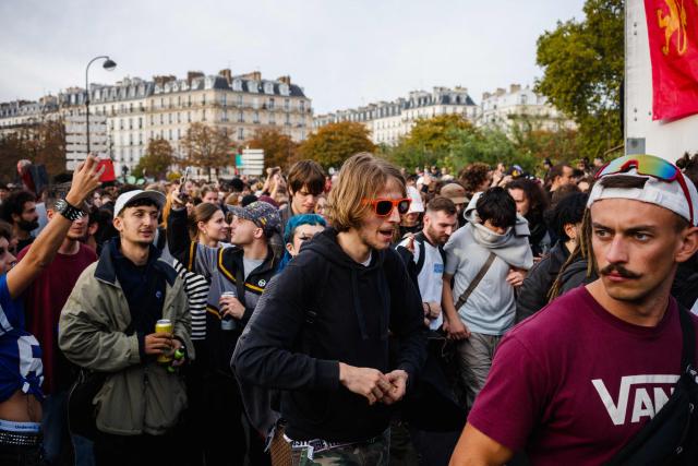 Participants attend the techno event of "Tekno Parade" to protest against repression of free-party culture in France, in central Paris on October 18, 2025. (Photo by Dimitar DILKOFF / AFP)