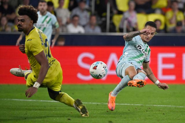 TOPSHOT - Real Betis' Brazilian forward #07 Antony scores his second goal during the Spanish league football match between Villarreal CF and Real Betis at La Ceramica Stadium in Vila-real on October 18, 2025. (Photo by Jose JORDAN / AFP)