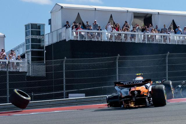McLaren's British driver Lando Norris loses a tire during a crash during the United States Formula One Sprint at the Circuit of the Americas in Austin, Texas, on October 18, 2025. (Photo by Jim WATSON / AFP)