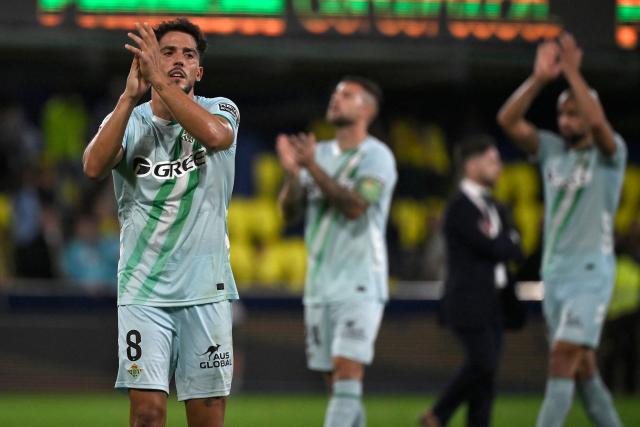 Real Betis' Spanish midfielder #08 Pablo Fornals claps at the end of the Spanish league football match between Villarreal CF and Real Betis at La Ceramica Stadium in Vila-real on October 18, 2025. (Photo by Jose JORDAN / AFP)