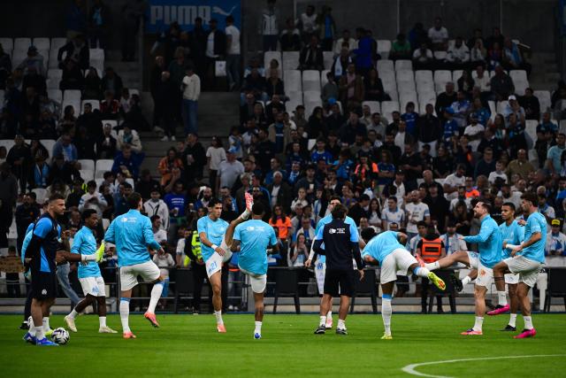 Marseille's players warm up ahead of the French L1 football match between Olympique de Marseille (OM) and Le Havre AC at the Stade Velodrome in Marseille, southern France, on October 18, 2025. (Photo by Miguel MEDINA / AFP)