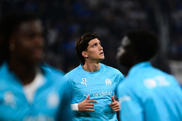 Marseille's Argentinian defender #05 Leonardo Balerdi looks up ahead of the French L1 football match between Olympique de Marseille (OM) and Le Havre AC at the Stade Velodrome in Marseille, southern France, on October 18, 2025. (Photo by Miguel MEDINA / AFP)