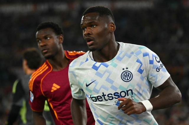 Inter Milan's French forward #14 Ange-Yoan Bonny celebrates after scoring his team's first goal during the Italian Serie A football match between AS Roma and Inter Milan at the Olympic Stadium in Rome on October 18, 2025. (Photo by Filippo MONTEFORTE / AFP)