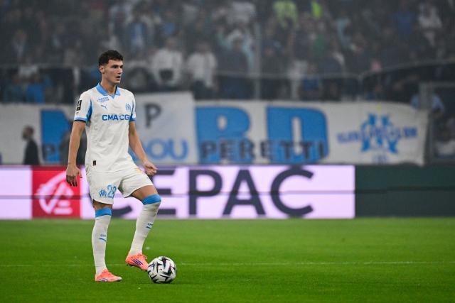 Marseille's French defender #28 Benjamin Pavard controls the ball during the French L1 football match between Olympique de Marseille (OM) and Le Havre AC at the Stade Velodrome in Marseille, southern France, on October 18, 2025. (Photo by Miguel MEDINA / AFP)