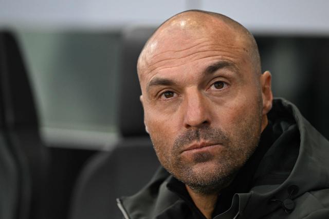 Angers' French head coach Alexandre Dujeux looks on  during the French L1 football match between SCO Angers and AS Monaco at the Stade Raymond-Kopa in Angers on October 18, 2025. (Photo by Sebastien Salom-Gomis / AFP)