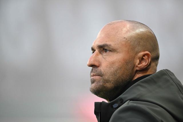 Angers' French head coach Alexandre Dujeux looks on  during the French L1 football match between SCO Angers and AS Monaco at the Stade Raymond-Kopa in Angers on October 18, 2025. (Photo by Sebastien Salom-Gomis / AFP)