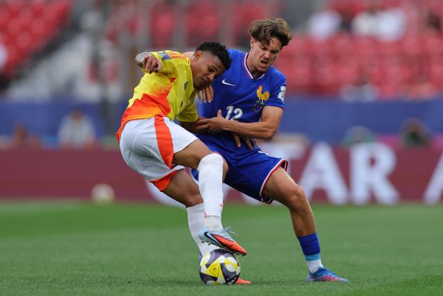 Colombia's midfielder #08 Royner Benitez and France's midfielder #12 Anthony Bermont fight for the ball during the 2025 FIFA U-20 World Cup third place football match between Colombia and France at the National Stadium in Santiago on October 18, 2025. (Photo by Javier TORRES / AFP)