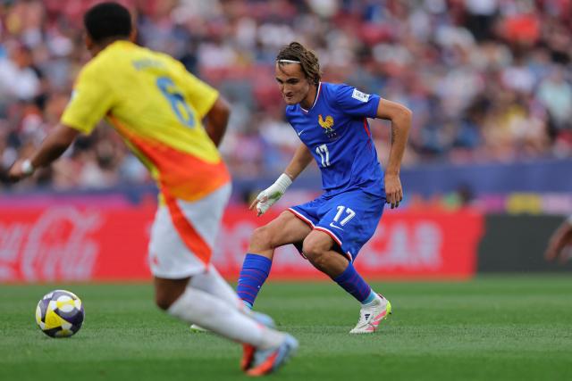 France's midfielder #17 Andrea Leborgne and Colombia's midfielder #06 Elkin Rivero fight for the ball during the 2025 FIFA U-20 World Cup third place football match between Colombia and France at the National Stadium in Santiago on October 18, 2025. (Photo by Javier TORRES / AFP)