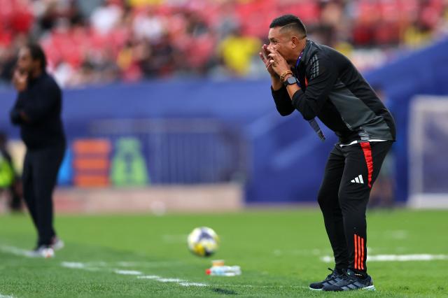 Colombia's head coach Cesar Torres shouts instructions to his players from the touchline during the 2025 FIFA U-20 World Cup third place football match between Colombia and France at the National Stadium in Santiago on October 18, 2025. (Photo by Javier TORRES / AFP)