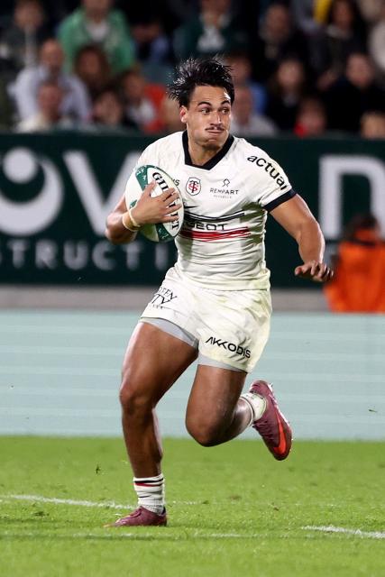 Toulouse's French centre Kalvin Gourgues runs with the ball during the French Top14 rugby union match between Section Paloise Bearn Pyrenees (Pau) and Stade Toulousain Rugby (Toulouse) at Stade du Hameau in Pau, south-western France on October 18, 2025. (Photo by ROMAIN PERROCHEAU / AFP)