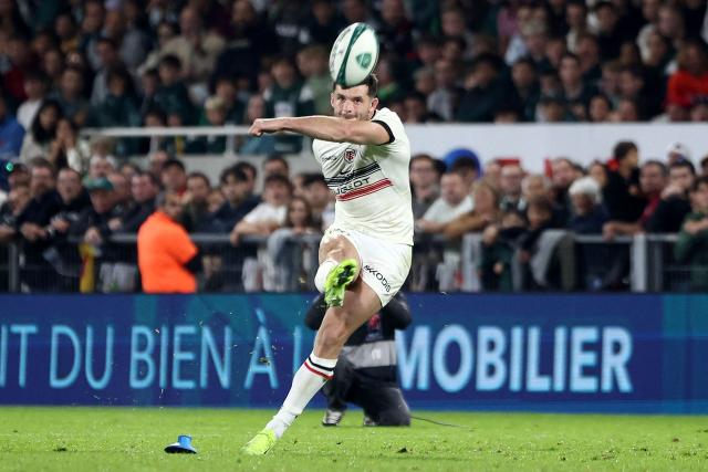 Toulouse's Scottish fly half Blair Kinghorn shoots a penalty kick during the French Top14 rugby union match between Section Paloise Bearn Pyrenees (Pau) and Stade Toulousain Rugby (Toulouse) at Stade du Hameau in Pau, south-western France on October 18, 2025. (Photo by ROMAIN PERROCHEAU / AFP)