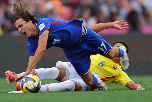 France's midfielder #17 Andrea Leborgne and Colombia's midfielder #06 Elkin Rivero fight for the ball during the 2025 FIFA U-20 World Cup third place football match between Colombia and France at the National Stadium in Santiago on October 18, 2025. (Photo by Javier TORRES / AFP)