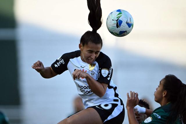 Corinthians' midfielder #20 Mariza jumps for the ball during the 2025 Women's Copa Libertadores final football match between Colombia's Deportivo Cali and Brazil's Corinthians, at the Florencio Sola stadium in Banfield, Buenos Aires province on October 18, 2025. (Photo by Luis ROBAYO / AFP)