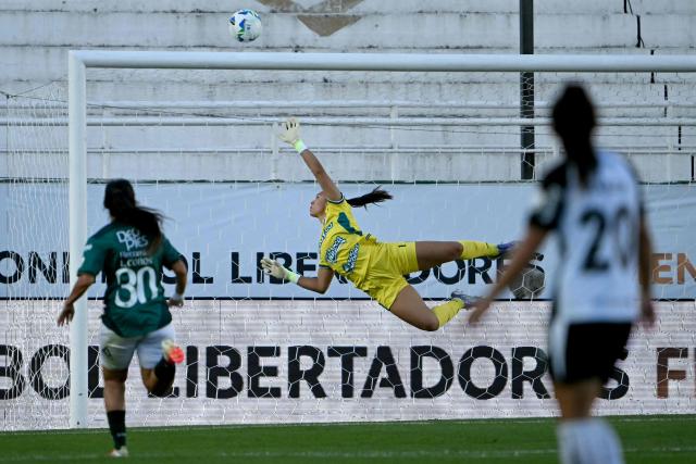 Deportivo Cali's goalkeeper #01 Luisa Agudelo rejects a ball during the 2025 Women's Copa Libertadores final football match between Colombia's Deportivo Cali and Brazil's Corinthians, at the Florencio Sola stadium in Banfield, Buenos Aires province on October 18, 2025. (Photo by Luis ROBAYO / AFP)