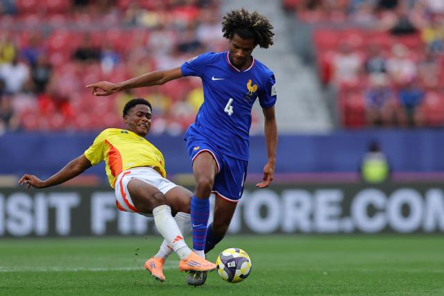 Colombia's midfielder #07 Luis Miguel Landazuri and France's defender #04 Steven Baseya fight for the ball during the 2025 FIFA U-20 World Cup third place football match between Colombia and France at the National Stadium in Santiago on October 18, 2025. (Photo by Javier TORRES / AFP)