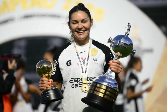 Corinthians' midfielder #10 Gabi Zanotti holds trophies after winning the 2025 Women's Copa Libertadores final football match between Colombia's Deportivo Cali and Brazil's Corinthians, at the Florencio Sola stadium in Banfield, Buenos Aires province on October 18, 2025. (Photo by Luis ROBAYO / AFP)