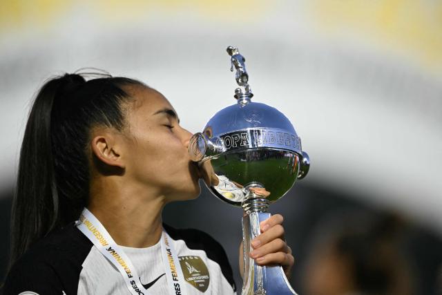 Corinthians' forward #30 Jaqueline Ribeiro holds a trophy after winning the 2025 Women's Copa Libertadores final football match between Colombia's Deportivo Cali and Brazil's Corinthians, at the Florencio Sola stadium in Banfield, Buenos Aires province on October 18, 2025. (Photo by Luis ROBAYO / AFP)