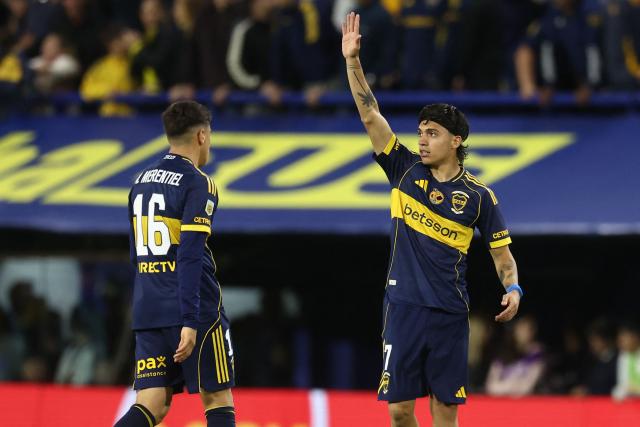 Boca Juniors' forward #07 Exequiel Zeballos celebrates after scoring his team's first goal with teammate Uruguayan forward #16 Miguel Merentiel during the Argentine Professional Football League 2025 Clausura Tournament match between Boca Juniors and Belgrano at La Bombonera Stadium in Buenos Aires on October 18, 2025. (Photo by ALEJANDRO PAGNI / AFP)