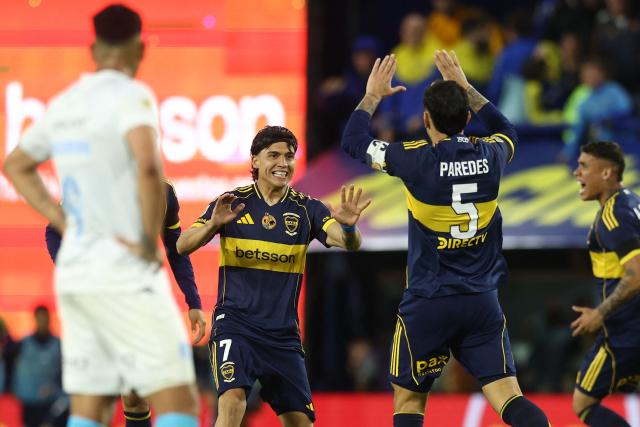 Boca Juniors' forward #07 Exequiel Zeballos celebrates after scoring his team's first goal with teammate midfielder #05 Leandro Paredes during the Argentine Professional Football League 2025 Clausura Tournament match between Boca Juniors and Belgrano at La Bombonera Stadium in Buenos Aires on October 18, 2025. (Photo by ALEJANDRO PAGNI / AFP)