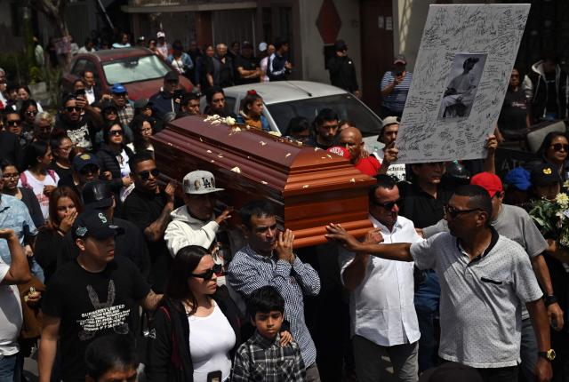 Relatives and friends carry the coffin of Eduardo Ruiz, a demonstrator killed on October 15 during a protest against Peru's interim President Jose Jeri, during his funeral in Lima on October 18, 2025. Peru's government on Friday suspended the police chief of the capital Lima after violent anti-government protests which left Ruiz dead and over 100 injured, according to a statement seen by AFP. (Photo by Raul ARBOLEDA / AFP)