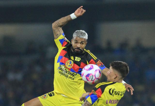 America's Uruguayan forward #27 Rodrigo Aguirre and Uruguayan midfielder #07 Brian Rodriguez fight for the ball during the Liga MX Apertura football tournament match between Cruz Azul and america at the Olimpico Universitario Stadium in Mexico City on October 18, 2025. (Photo by Victor CRUZ / AFP)