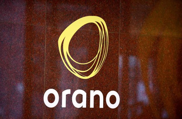 (FILES) A picture taken on January 23, 2018 shows the logo of Orano, the new brand name of Areva in front of the headquarters in La Defense business district. Parisian investigating judges have referred nuclear giant Areva (now Orano) to trial for unintentional injury, suspected of being partly responsible for the 2010 kidnapping of five French citizens by Al-Qaeda near the Arlit uranium mine in Niger, AFP learned from sources close to the case on October 19, 2025. (Photo by ERIC PIERMONT / AFP)