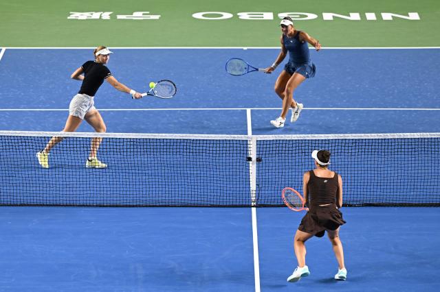 USA's Nicole Melichar-Martinez (R) and Russia’s Liudmila Samsonova (L) play a point against Hungary's Timea Babos and Brazil's Luisa Stefani (bottom) during their women’s doubles final match at the WTA Ningbo Open tennis tournamen in Ningbo, in China’s eastern Zhejiang province on October 19, 2025. (Photo by AFP) / China OUT
