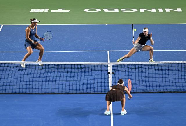 USA's Nicole Melichar-Martinez (L) and Russia’s Liudmila Samsonova (R) play a point against Hungary's Timea Babos and Brazil's Luisa Stefani (bottom) during their women’s doubles final match at the WTA Ningbo Open tennis tournamen in Ningbo, in China’s eastern Zhejiang province on October 19, 2025. (Photo by AFP) / China OUT