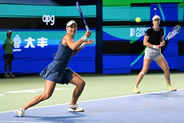 USA's Nicole Melichar-Martinez (L) and Russia’s Liudmila Samsonova (R) play a point against Hungary's Timea Babos and Brazil's Luisa Stefani during their women’s doubles final match at the WTA Ningbo Open tennis tournamen in Ningbo, in China’s eastern Zhejiang province on October 19, 2025. (Photo by AFP) / China OUT