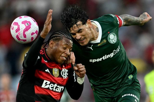 Flamengo's Ecuadorean midfielder #50 Gonzalo Plata and Palmeiras' Paraguayan defender #15 Gustavo Gomez fight for the ball during the Brasileirao Serie A football match between Flamengo and Palmeiras at Maracana Stadium in Rio de Janeiro, Brazil on October 19, 2025. (Photo by Mauro PIMENTEL / AFP)