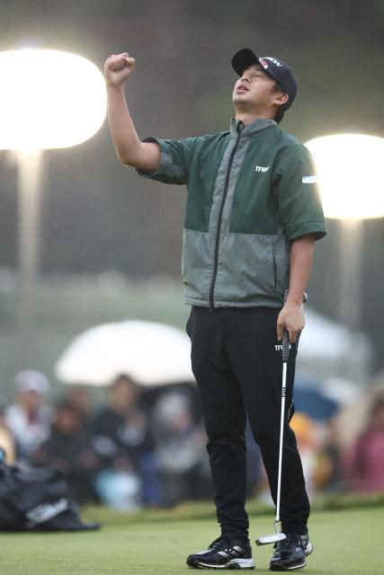 This photo taken on October 19, 2025 shows Naoyuki Kataoka celebrating his win in the Japan Open golf tournament at Nikko Country Club in Nikko, Tochigi prefecture, north of Tokyo. World number 500 Naoyuki Kataoka will make his major debut next year after winning the Japan Open on October 19. (Photo by JIJI Press / AFP) / Japan OUT