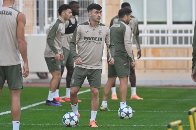 Villarreal's Spanish forward #20 Alberto Moleiro controls the ball during a training session on the eve of the UEFA Champions League, League Phase - Matchday 3, football match between Villarreal CF and Manchester City at the Ciudad Deportiva Villarreal training grounds in Vila-Real, on October 20, 2025. (Photo by Jose JORDAN / AFP)