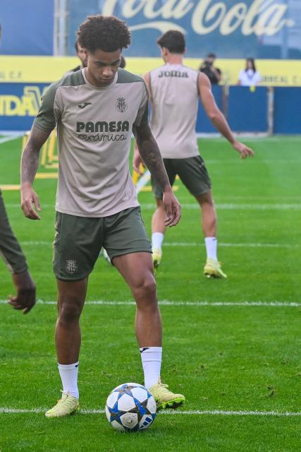 Villarreal's Canadian midfielder #17 Tajon Buchanan controls the ball during a training session on the eve of the UEFA Champions League, League Phase - Matchday 3, football match between Villarreal CF and Manchester City at the Ciudad Deportiva Villarreal training grounds in Vila-Real, on October 20, 2025. (Photo by Jose JORDAN / AFP)