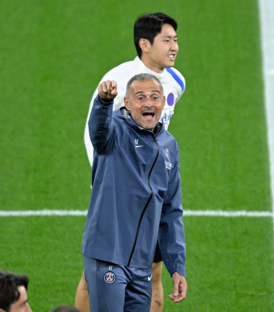Paris Saint-Germain's Spanish coach Luis Enrique (front) oversees a training session of his players including Paris Saint-Germain's South Korean midfielder #19 Kang-In Lee on the eve of the UEFA Champions League league phase football match between Bayer 04 Leverkusen and Paris Saint-Germain (PSG) at the BayArena stadium in Leverkusen, western Germany on October 20, 2025.  (Photo by Ina FASSBENDER / AFP)